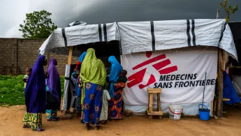 Frauen im Vertriebenenlager in Anka, Sudan, warten auf ihre Behandlung in unserer mobilen Klinik Frauen warten vor mobiler Klinik