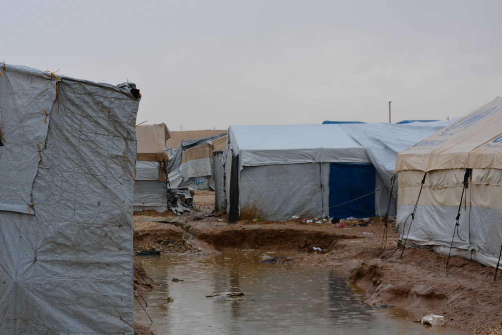 Nach starken Regenfällen steht Wasser im Camp