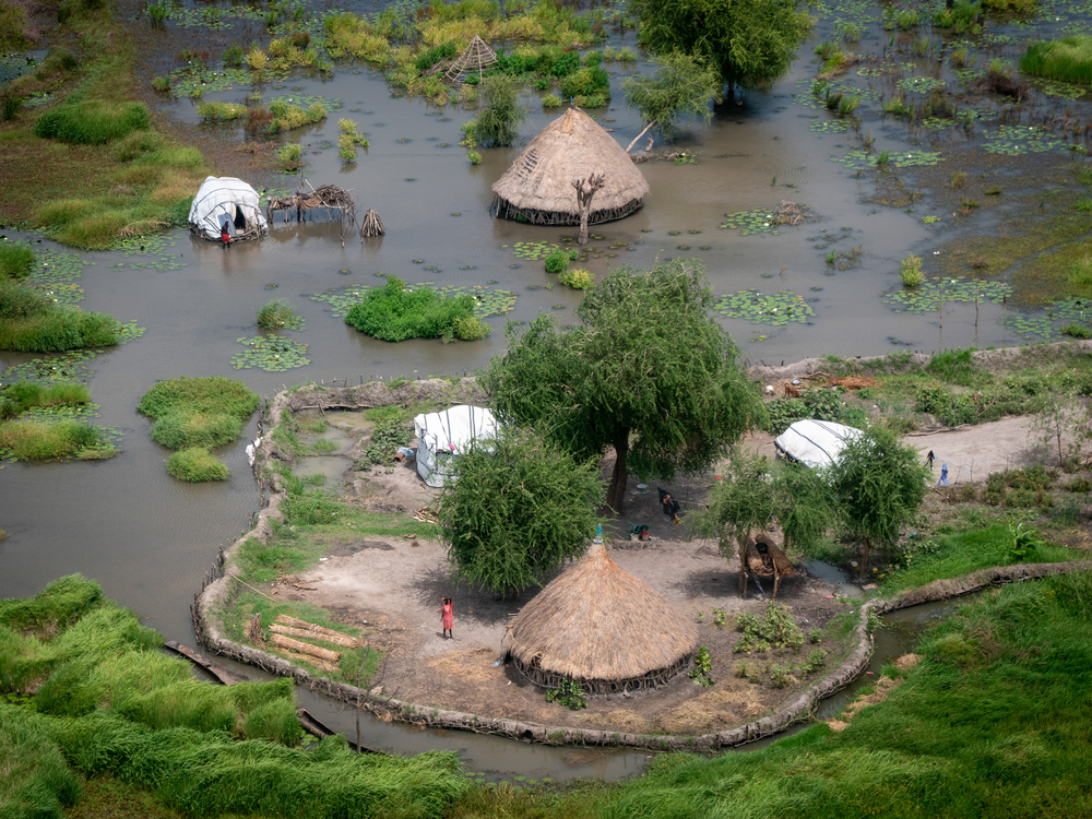 Luftaufnahme von überfluteten Dörfern in der Nähe von Old Fangak im Südsudan. 