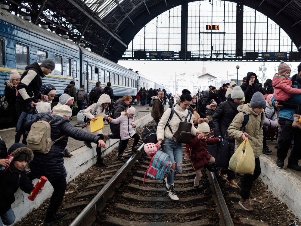 Flüchtlinge am Bahnhof im Lwiw auf dem Weg nach Polen