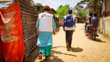 Ein Team versucht herauszufinden, wie viele Menschen jedes Hepatitis-C-Screeningzentrum erreichen kann. Zwei  unserer Mitarbeiter*innen in einem Rohingya-Geflüchtetetencamp.