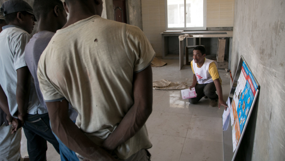 Mitarbeiter machen Aufklärungsarbeit zum Pest-Ausbruch in Madagaskar