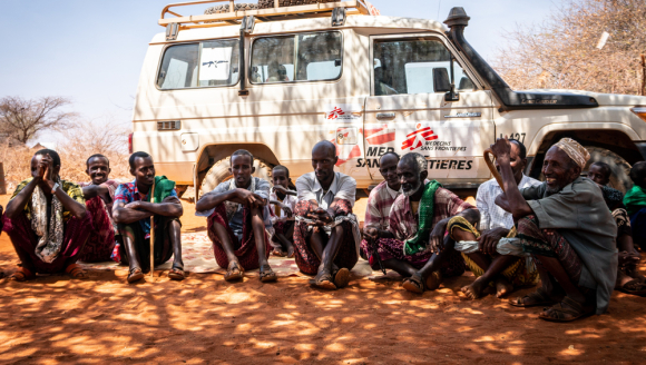 Patienten warten vor mobiler Klinik in Äthiopien