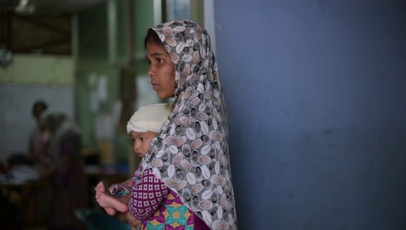 Mutter mit Kind im Goyalmara Green Roof Hospital, Bangladesch