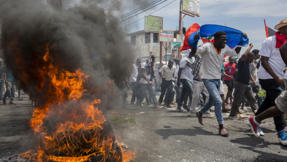 Demonstranten Haiti brennende Autoreifen