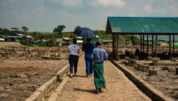 Myanmar: Mitarbeitende laufen über abgebrannten Marktplatz