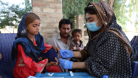 Geschenkspende: Krankenschwester testet Mädchen auf Malaria