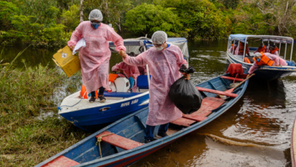 Medizinisches Personal erreicht mit kleinen Booten Ufer des Mirini See in Brasilien, um dort Menschen zu untersuchen