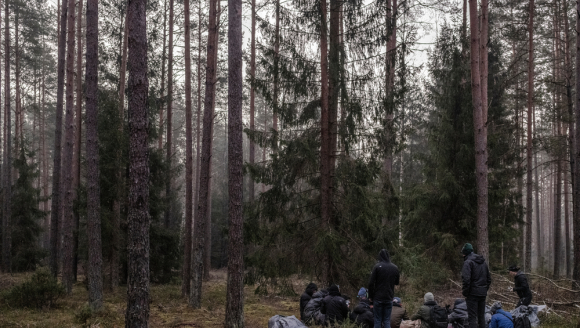 Gruppe Geflüchtet in einem Wald in Polen