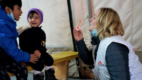 Katrin Glatz Brubakk spielt mit Kindern 