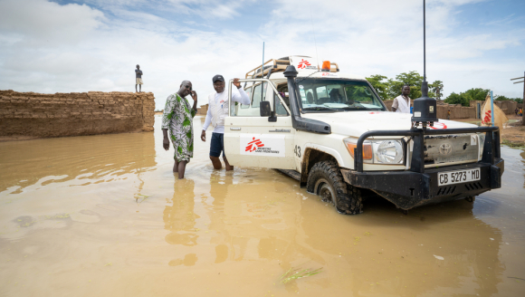 Mali: Geländewagen in einer Flutkatastrophe in Tenenkou