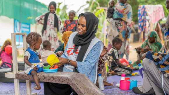 Wir geben Medikamente gegen Mangelernährung aus im Camp André, Chad.