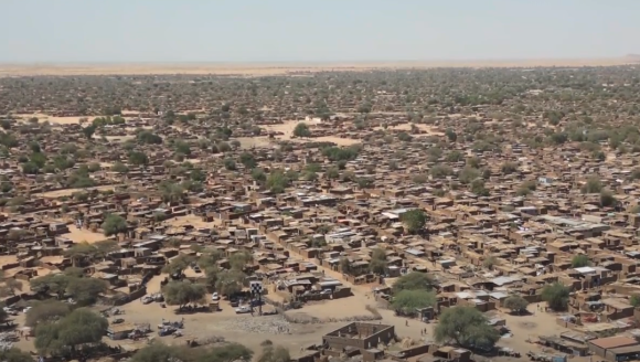 Eine Luftaufnahme des Samsam-Camps in Nord-Darfur