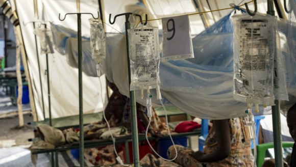 Eine Reihe von Betten in der Kinderstation des Cholera-Behandlungszentrums in Assosa .