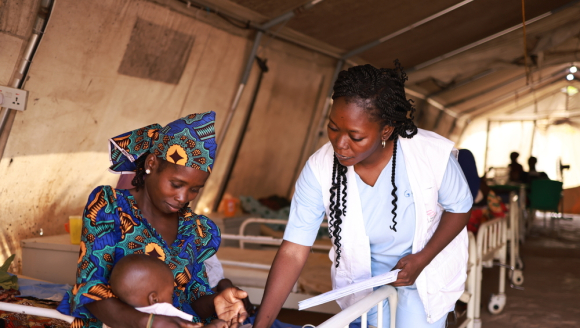 Mitarbeiter von Ärzte ohne Grenzen messen die Vitalwerte von Nura, dem Kind von Zainab, im therapeutischen Behandlungszentrum für mangelernährte Kinder Kofar Suari in Katsina im Bundesstaat Katsina.