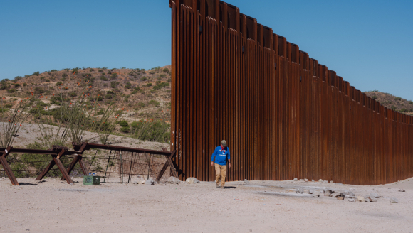 Mauer USA Mexiko Freiwilliger inspiziert Grenzanlagen