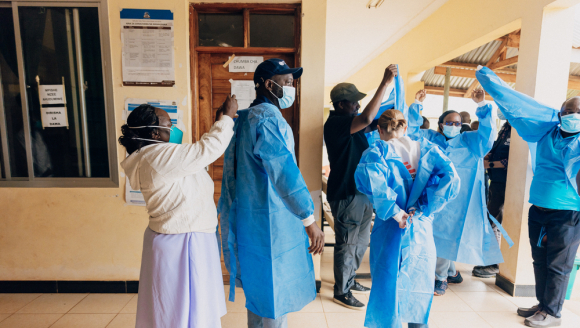 Tansania, Marburg Virus-Bekämpfung: Teams ziehen Schutzkleidung an.