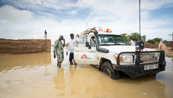 Mali: Geländewagen in einer Flutkatastrophe in Tenenkou