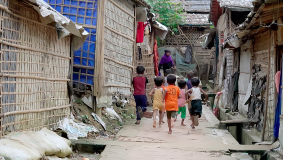 Kinder rennen durch die Gassen des Cox's Bazar Flüchtlingscamps in Bangladesch.