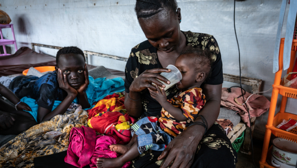 Mutter mit ihrem Kind im Ernährungszentrum von Ärzte ohne Grenzen in Gambella
