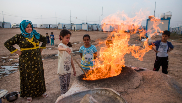 Alltagsszene mit Kindern in einem Vertriebenenlager in Khanaqin.