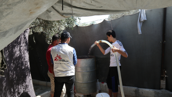 Wassertank, Vertriebenenlager, Nordwesten Syriens