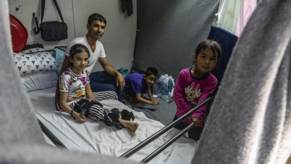 Mädchen Flüchtlingslager Moria Container