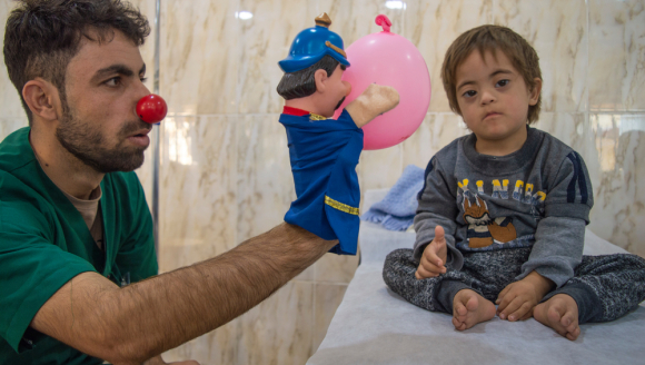 With the help of a good sense of humour and various props, Mourad brings a smile to the faces of sick children in the emergency room of Sinuni general hospital, Sinjar, which is supported by MSF. Mourad is a medical interpreter who completed a ‘clown doctor’ course in July 2018 with the support of another NGO.