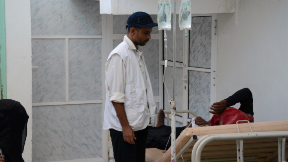 Ärzte ohne Grenzen Jemen Ausbruch Diphtherie

Im Sadaqa Krankenhaus stocken wir unsere Hilfe auf, weil auch dort die ersten Fälle eingeliefert wurden. Der Diphterie-Ausbruch stellt eine erneute große gesundheitliche Bedrohung für die Bevölkerung dar.
