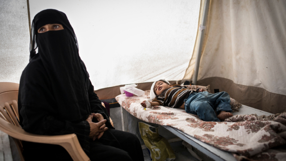 Mutter mit Baby in Cholera-Behandlungszelt