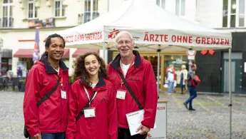 Mitarbeit bei Ärzte ohne Grenzen: Fundraiser*innen vor Stand. Mitarbeit bei Ärzte ohne Grenzen: Fundraiser*innen vor Stand.