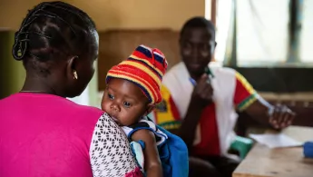 Mit Ihrer Spende können Sie unsere weltweite Hilfe in mehr als 70 Ländern mitfinanzieren, beispielsweise in der Zentralafrikanischen Republik, wo wir versuchen, Masern-Epidemien einzudämmen. Mutter und Baby in medizinischem Zentrum