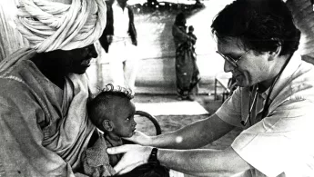 Dr. Rony Brauman behandelt ein Kind an der äthiopisch-sudanesischen Grenze Schwarz-weiß-Foto: Arzt behandelt Kind