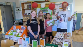Eine Spendenaktion der KreativitätsGrundschule in Berlin-Friedrichshain. Schüler*innen stehen neben Infomaterialien von Ärzte ohne Grenzen.