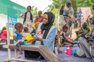 Wir geben Medikamente gegen Mangelernährung aus im Camp André, Chad.