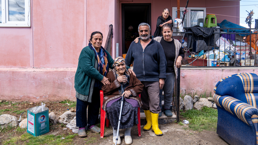 Familie vor Haus nach Erdbeben in Türkei