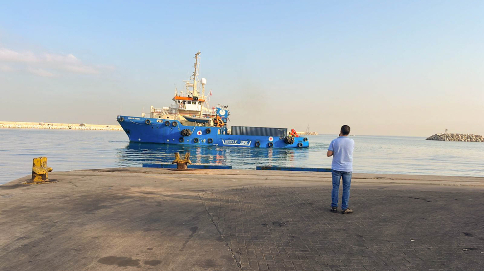 Ein Schiff mit Hilfsgütern liegt im Hafen.