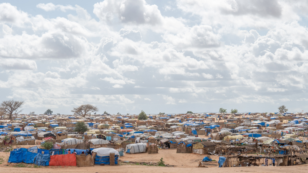 Die Unterkünfte des Camps werden häufig aus Holz und Plastikplanen gebaut.