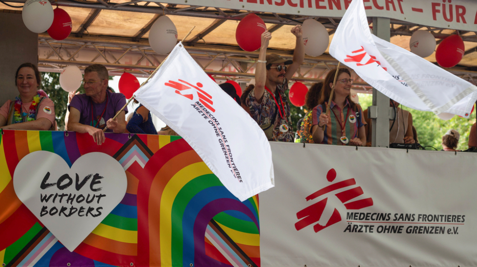 Banner mit Aufschrift "Menschenrecht für alle" zum Christopher Street Day bei der Parade