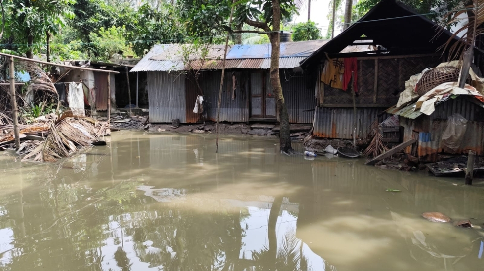 Ein zerstörtes Haus bei Überschwemmungen in Bangladesch