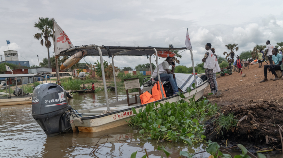 Ein Boot von Ärzte ohne Grenzen in den Überschwemmungen in Old Fangak im Südsudan.