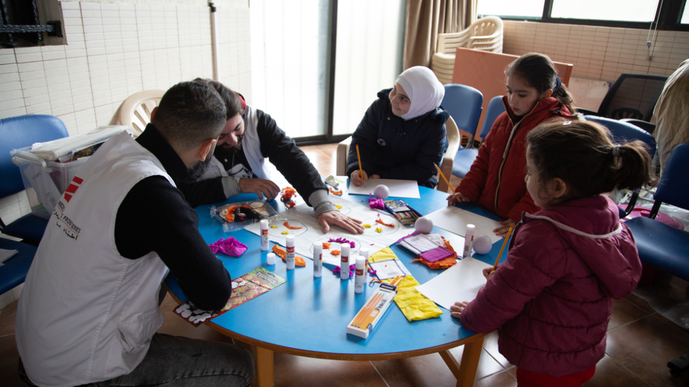 Südlibanon: Unsere Mitarbeiter im Gespräch mit Kindern.