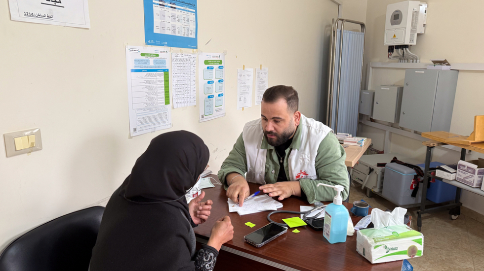 Südlibanon: Ein Mitarbeiter unserer mobilen Teams im Gespräch mit Patientin.