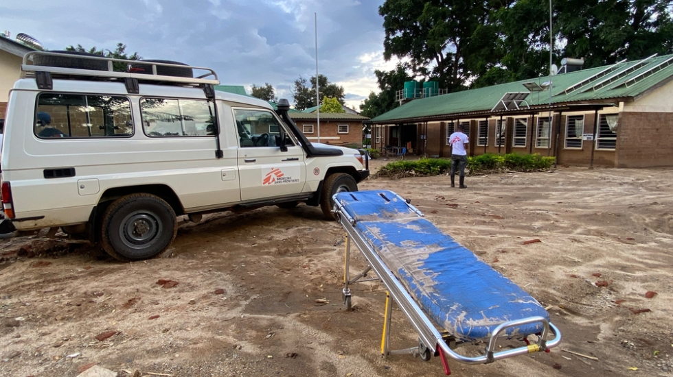 Eine Krankentrage steht vor dem Gesundheitszentrum von Phalombe, Malawi.