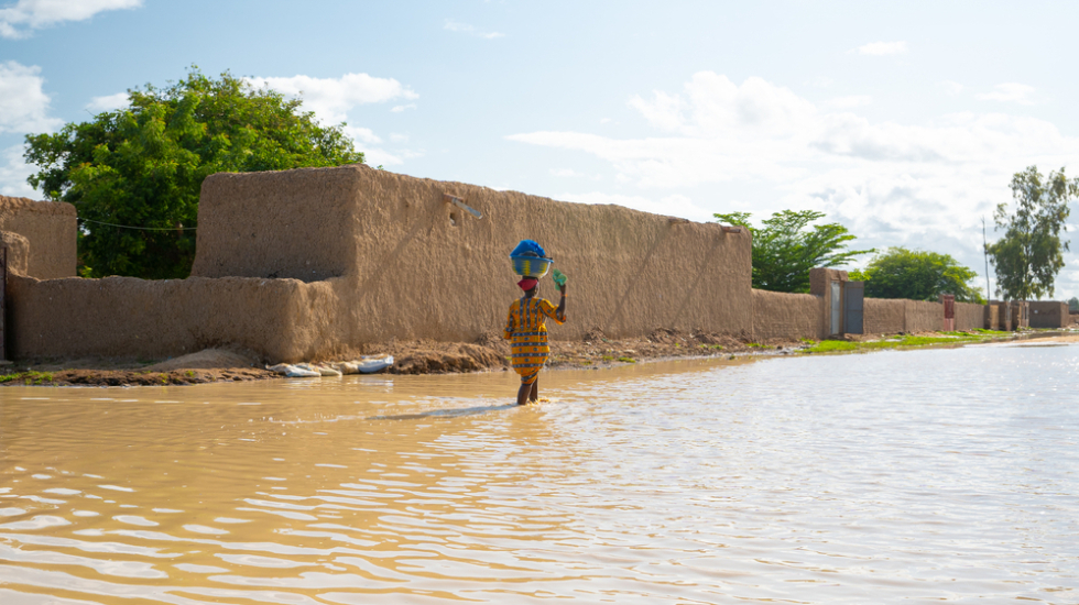 Eine Frau in einem überschwemmten Gebiet in Ténenkou in Mali.