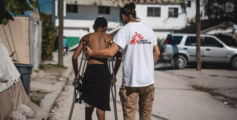 Bei unserer medizinischen Hilfe ist Zuwendung für Menschen, die wie in Haiti beim Erdbeben Schlimmes erlebt haben, sehr wichtig. Haiti Physiotherapie-Training für Erdbebenverletzten