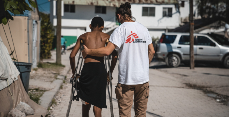 Bei unserer medizinischen Hilfe ist Zuwendung für Menschen, die wie in Haiti beim Erdbeben Schlimmes erlebt haben, sehr wichtig. Haiti Physiotherapie-Training für Erdbebenverletzten