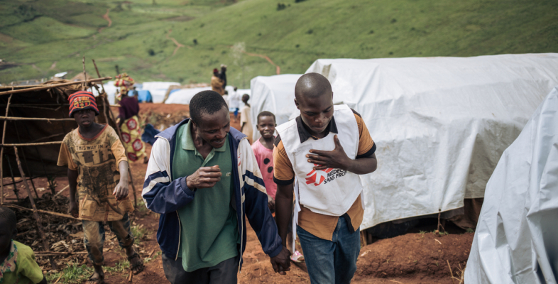 Mit Ihrer Vereinsspende unterstützen Sie unsere Arbeit - z. B. Geflüchtetencamp Rho in der D.R. Kongo, in dem wir medizinische Erstversorgung leisten. Menschen inerstörtem Geflüchtentencamp in der D.R. Kongo