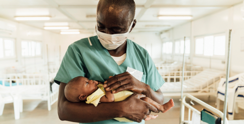 In der Kinderklinik in Kenema behandeln wir seit März 2019 Kinder unter 5 Jahren Charles Jormoh mit Kind auf dem Arm