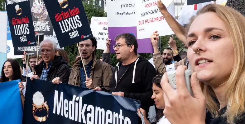 Eine Gruppe Aktivist*innen protestiert für bezahlbare Medikamente vor dem Europäischen Patentamt. Gruppe von Protestierenden für bezahlbare Medikamente.